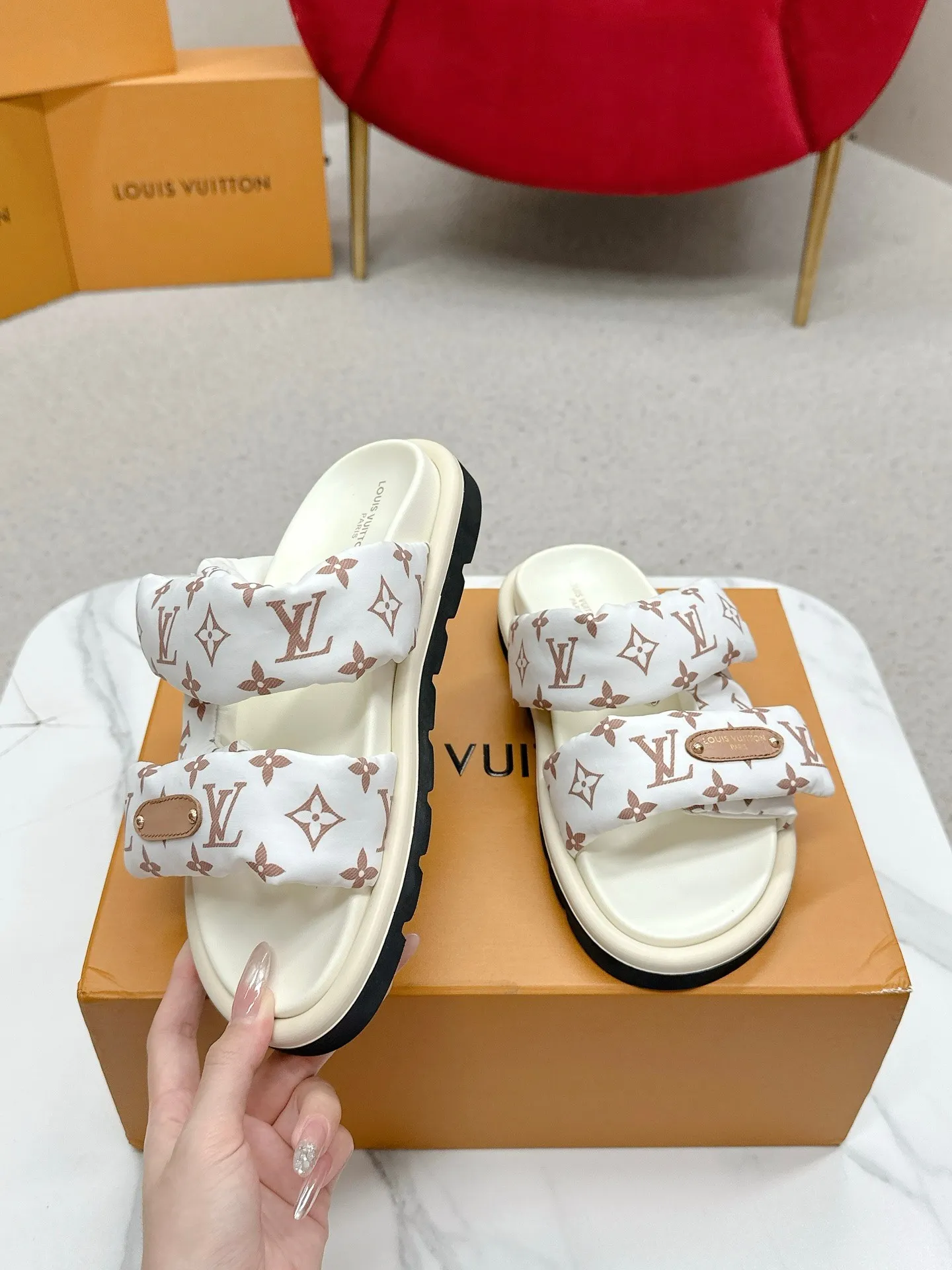 P340 yuan LV Louis Vuitton Full of high-end feel! A popular model among bloggers at home and abroad, it’s retro and fashionable, and looks stunning on your feet! Mainly recommended model on the official website★ ━━━━━ ЅᏇєєt ━━━━━ ▪️Upper: original calfskin ➕5D printing process ▪️Inner: imported mixed sheepskin ▪️Outsole: original molded foam outsole ▪️Size: Female 35-40 Men's 39-44 (women's 41 men's 45)